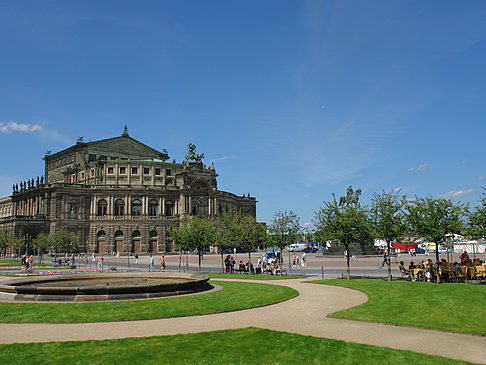 Fotos Semperoper mit Springbrunnen