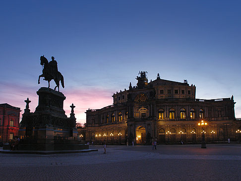 Foto Theaterplatz abends