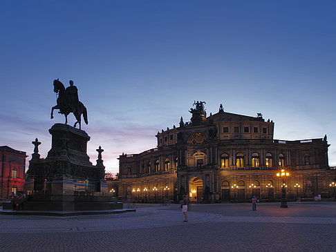 Theaterplatz abends Foto 