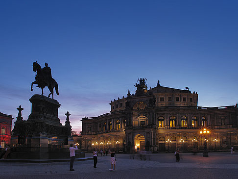 Theaterplatz abends Fotos