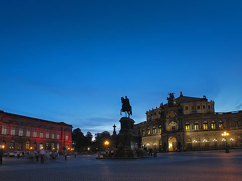 Theaterplatz abends Foto 