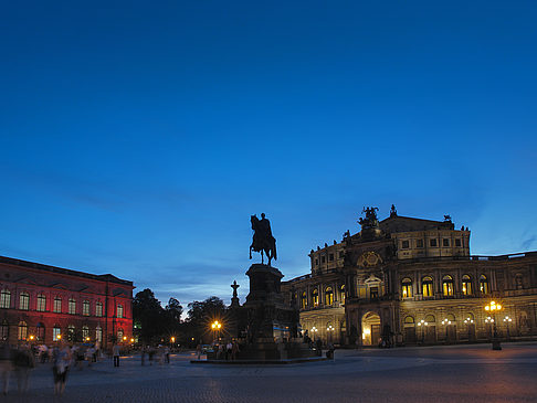 Fotos Theaterplatz abends