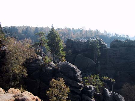 Felsen entlang der Wanderwege Foto 