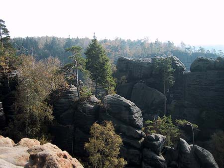 Felsen entlang der Wanderwege Fotos
