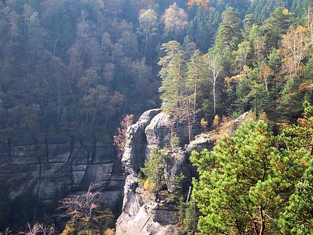 Felsen entlang der Wanderwege Foto 