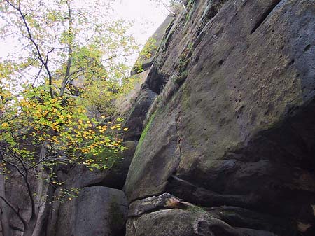 Felsen entlang der Wanderwege