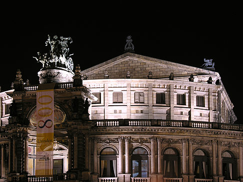 König Johann Denkmal bei Nacht Foto 